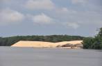 As primeiras dunas a aparecer, em Vassouras, na viagem pelo Rio Preguiças, entre Barreirinhas e Atins, nos Lençóis Maranhenses (MA)